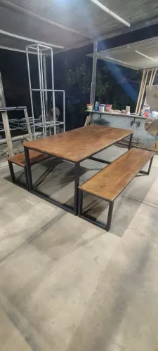 Conjunto de Mesa e Bancos em Madeira e Aço