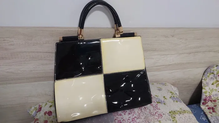 Bolsa de mão quadriculada preta e branca Modelo antigo