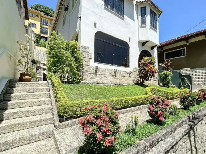 Privilégio Imóveis vende: Excelente casa com vista para o Cristo, varanda ampla, duas sala