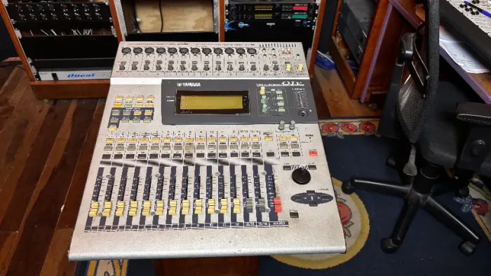 Mesa de Som Digital Yamaha 01v