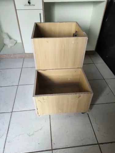 CARRINHO EXPOSITOR DE PRODUTOS DIVERSOS PARA FRENTE DE LOJA - MDF - COR MARFIM