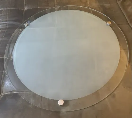 Centro de mesa de vidro fosco e transparente, com três pés.