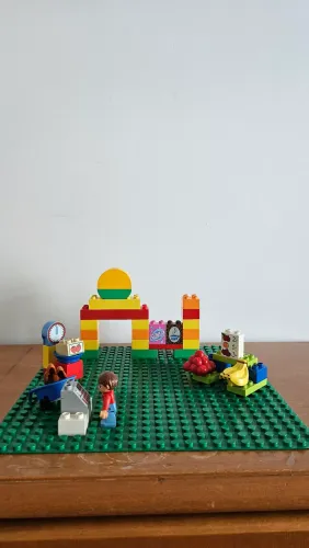 LEGO DUPLO MERCADO (BASE VERDE NÃO ESTÁ INCLUÍDA - APENAS ILUSTRATIVA) ENVIO PELA OLX 