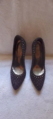 Sapatos pretos de salto alto