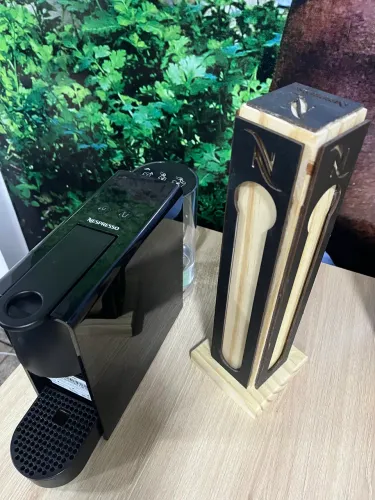 CAFETEIRA ESPRESSO + PORTA CÁPSULAS 