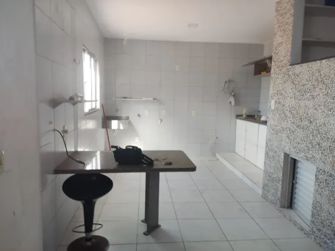 Aluga-se Apto, com 2 quantos,, suíte, sala, WC.. Em cima predio comercial, R$ 890,reais