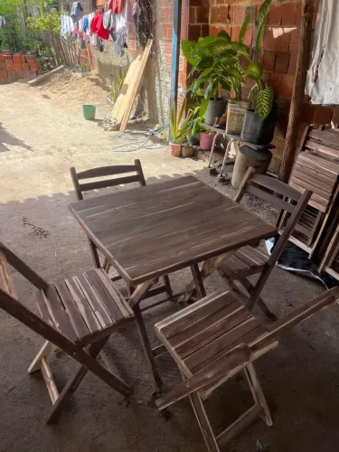 Mesas e cadeiras