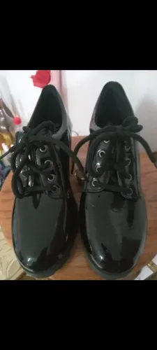 Sapatos pretos de salto alto