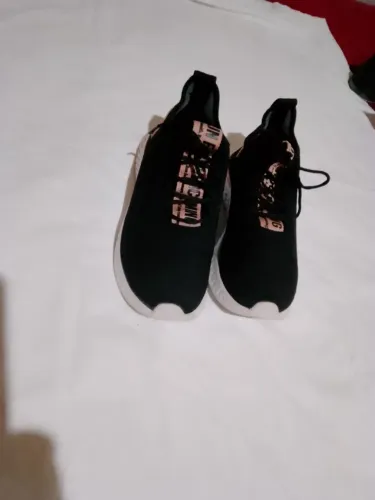 Tênis Preto com Detalhes Rosa, muito bem conservado!