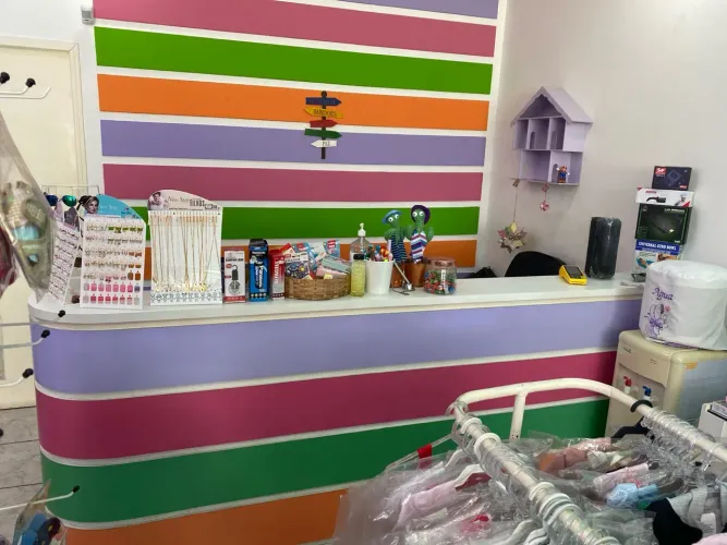 Móveis para loja de roupas infantil