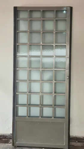 Portas de vidro e aço pintados