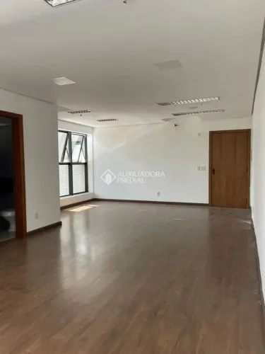 Sala consultório com vista para o frontal para o Guaíba.