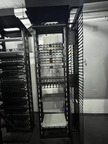 Rack Aberto 44U com Organizadores de Cabos e Bandejas