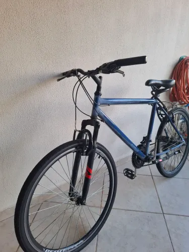 Bicicleta aro 26 com marchas e amortecedor e pneus novos
