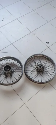 Roda dianteira da Bros freio a disco com rolamentos