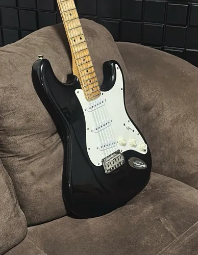 Guitarra Strato Squier Standard Made in Indonésia