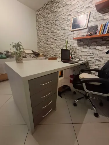 Mesa de escritório com gaveteiro