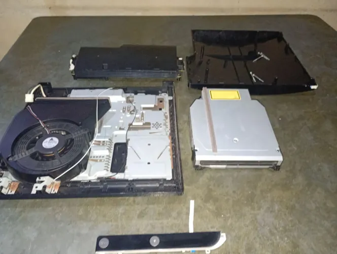Carcaça ps3 com alguns itens