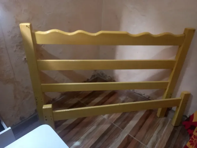 Cama de madeira