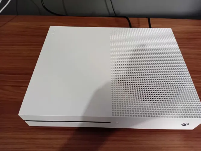 Xbox one s com defeito não tenho interesse de arrumar não sei o defeito