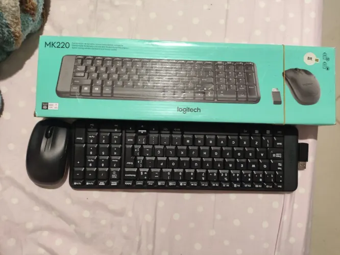 Kit Teclado e Mouse Sem Fio Logitech MK220 Compacto - Padrão ABNT2
