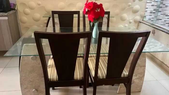Mesa De Jantar 4 Cadeiras + Aparador (Mármore E Vidro) - Perfeito Estado
