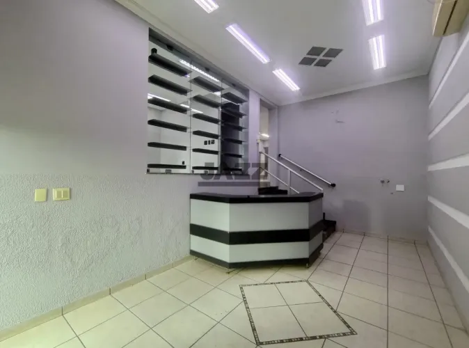 Casa comercial à venda com 195 m², seis quartos e três banheiros no Bairro Alto