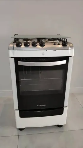 Vendo  fogão  4 bocas. Fogão com marcas de uso.