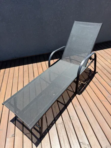 2 Espreguiçadeiras pretas área de lazer