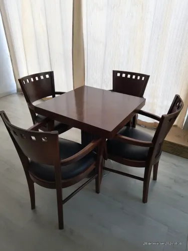 Conjunto Mesa e Cadeiras.