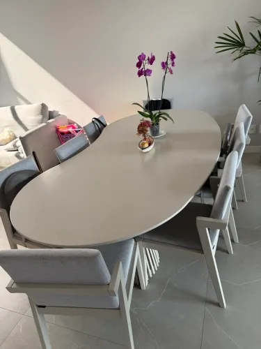 Mesa Orgânica Moderna Decoros - 8 Lugares + Cadeiras em Linho
