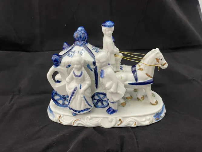 Decoração Escultura Carruagem Puxada por Cavalos em Porcelana 