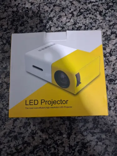 Mini Projetor LED Portátil YG300