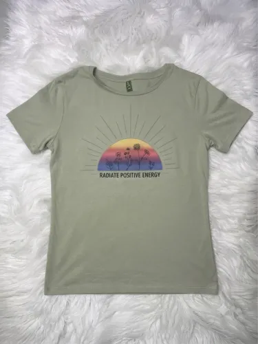 Camiseta Verde 'Radiate Positive Energy'