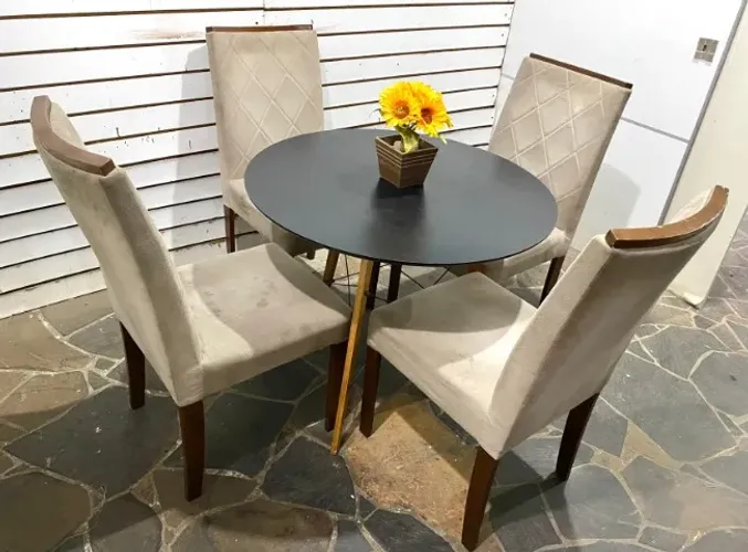 Mesa Eiffel 90cm com 4 cadeiras suede