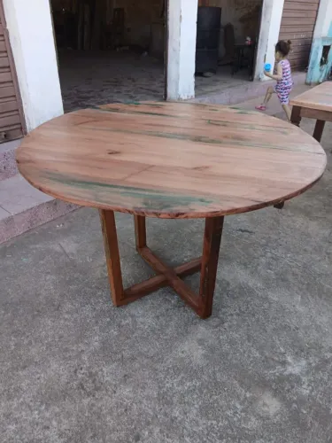 Mesa redonda de madeira 