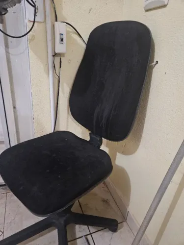 vendo cadeira para escritorio usada cor preta com estrutura forte para 150 kg