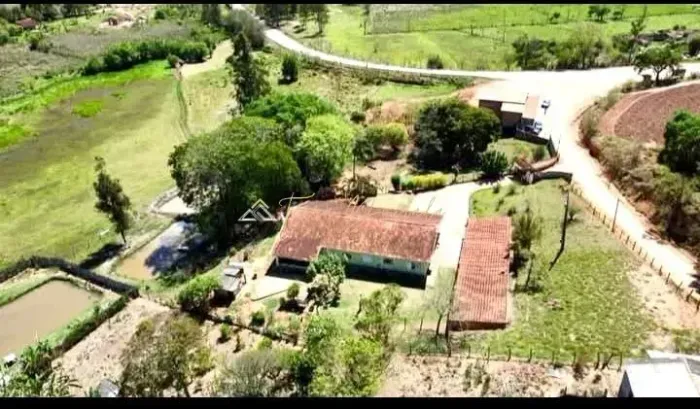 Sítio à Venda em Paraisópolis - Conforto, Estrutura e Potencial Comercial