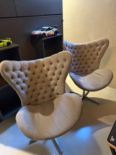 PAR DE POLTRONAS EGG CAPITONÊ GIRATÓRIAS EM SUEDE CINZA - EXCELENTE ESTADO
