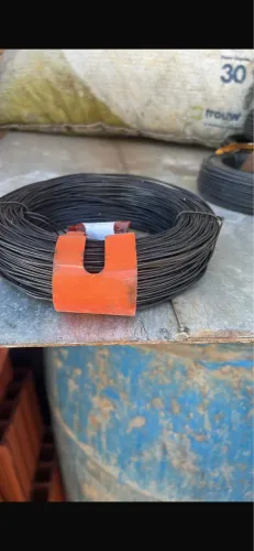 Vendo rolo de arame  tenho 30 rolos 10 $ cada 