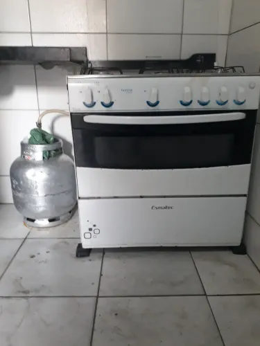 Fogão de 6 bocas com forno funcionando  não é elétrico