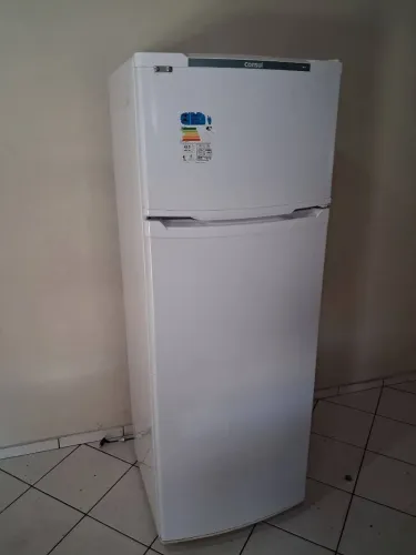 Vendo uma geladeira bem  conservada 