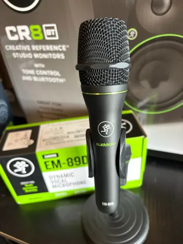 Microfone Dinâmico Profissional Em-89d Mackie Cor Preto E Verde