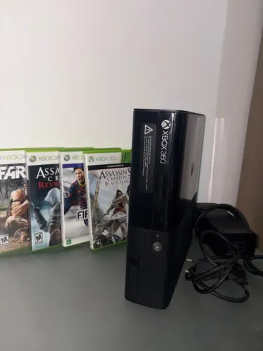 XBOX 360 Slim 250gb + 4 jogos
