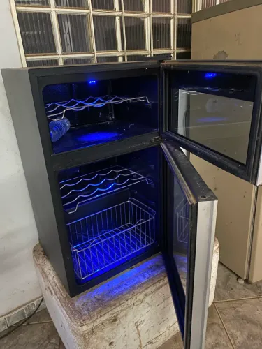 Adega de Vinhos GE   Com defeito,  Gelando pouco.