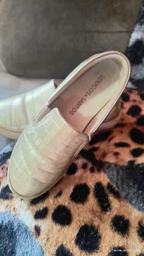Tênis Slip on dourado 