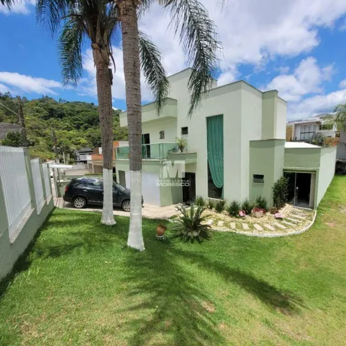 Linda Casa a Venda no Loteamento Lagoa Dourada em Brusque