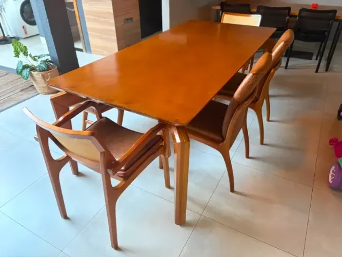 Mesa de Madeira 8 Lugares com Cadeiras e Banco