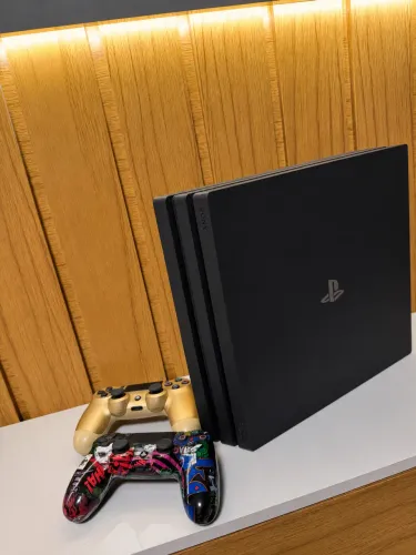 PS4 Pro 1TB + 2 Controles Originais - Ótimo Estado