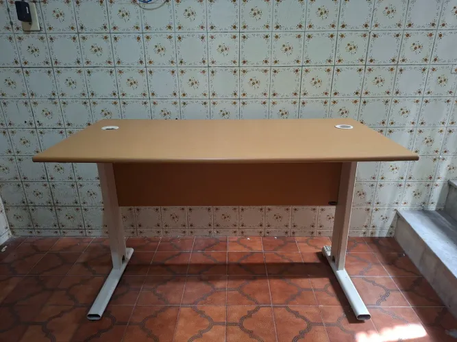Mesa de escritório/estudos. Semi nova